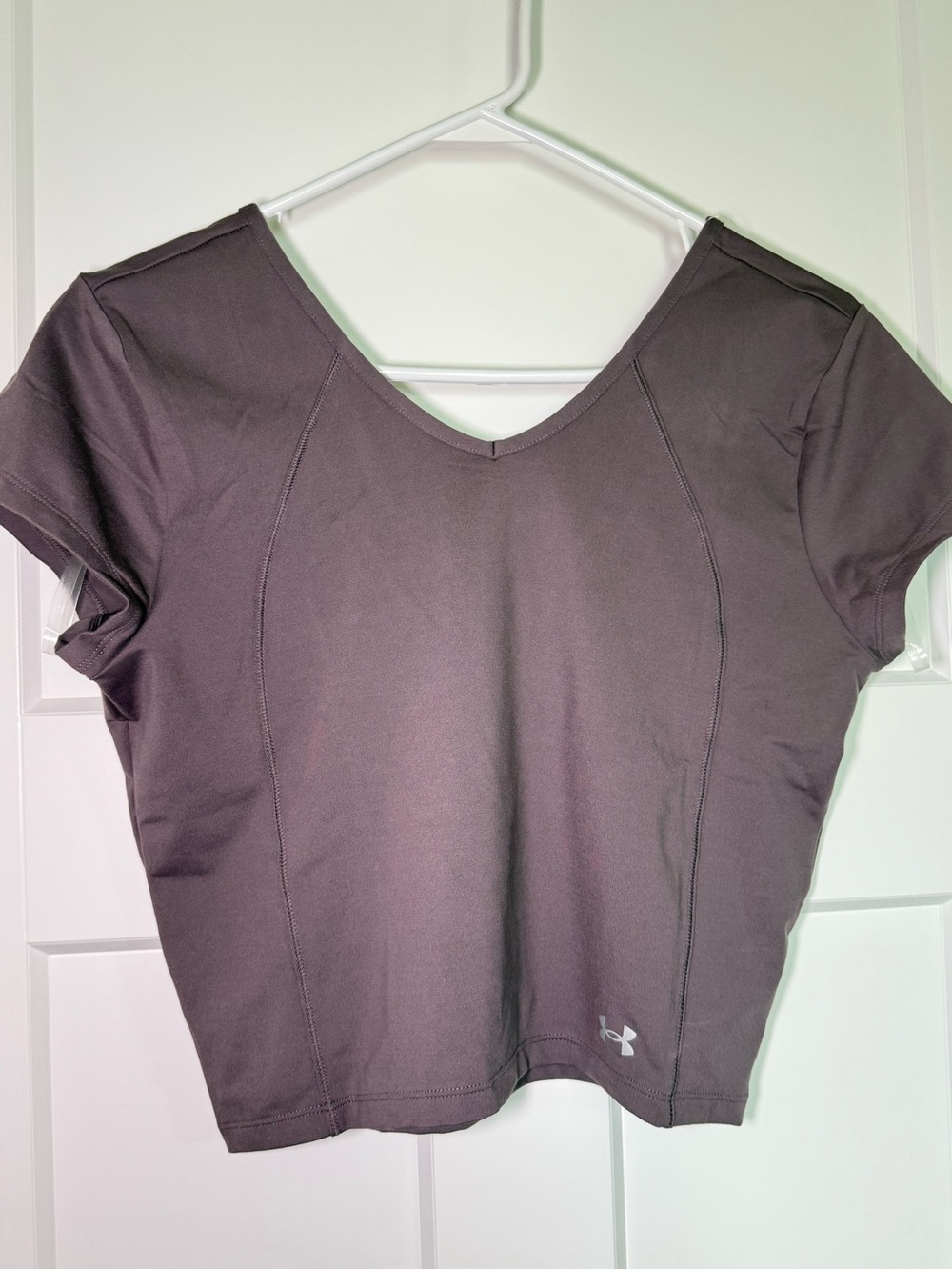 Under Armour Women's Short Sleeve cropped V-Neck Top - dusty purple